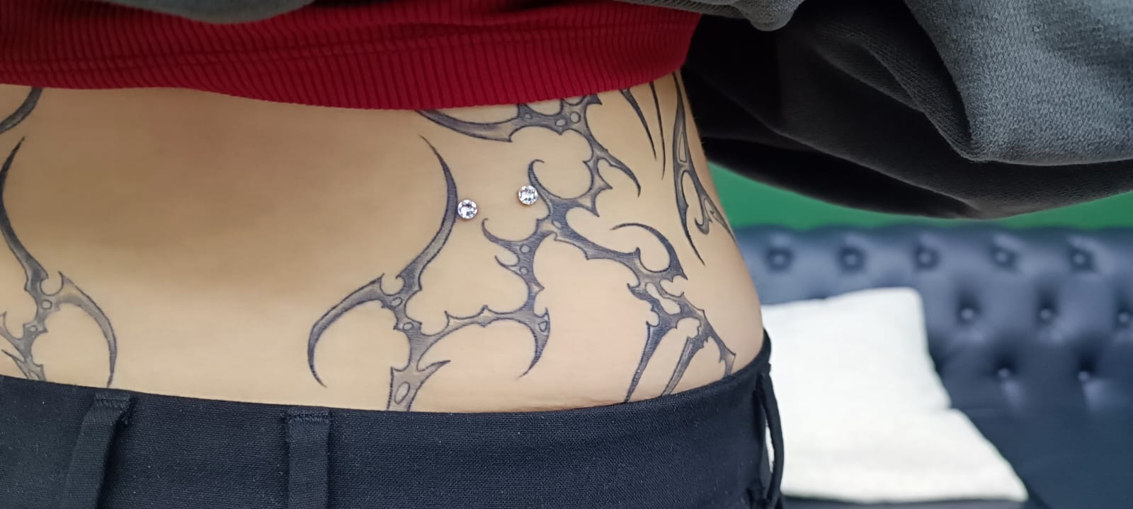 Surface Piercing Rücken
